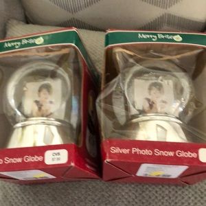 2 snow globes